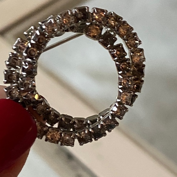 Gorgeous Clear and Gray Crystal Rhinestones in this Brooch Pin. Silver toned. - Picture 3 of 3